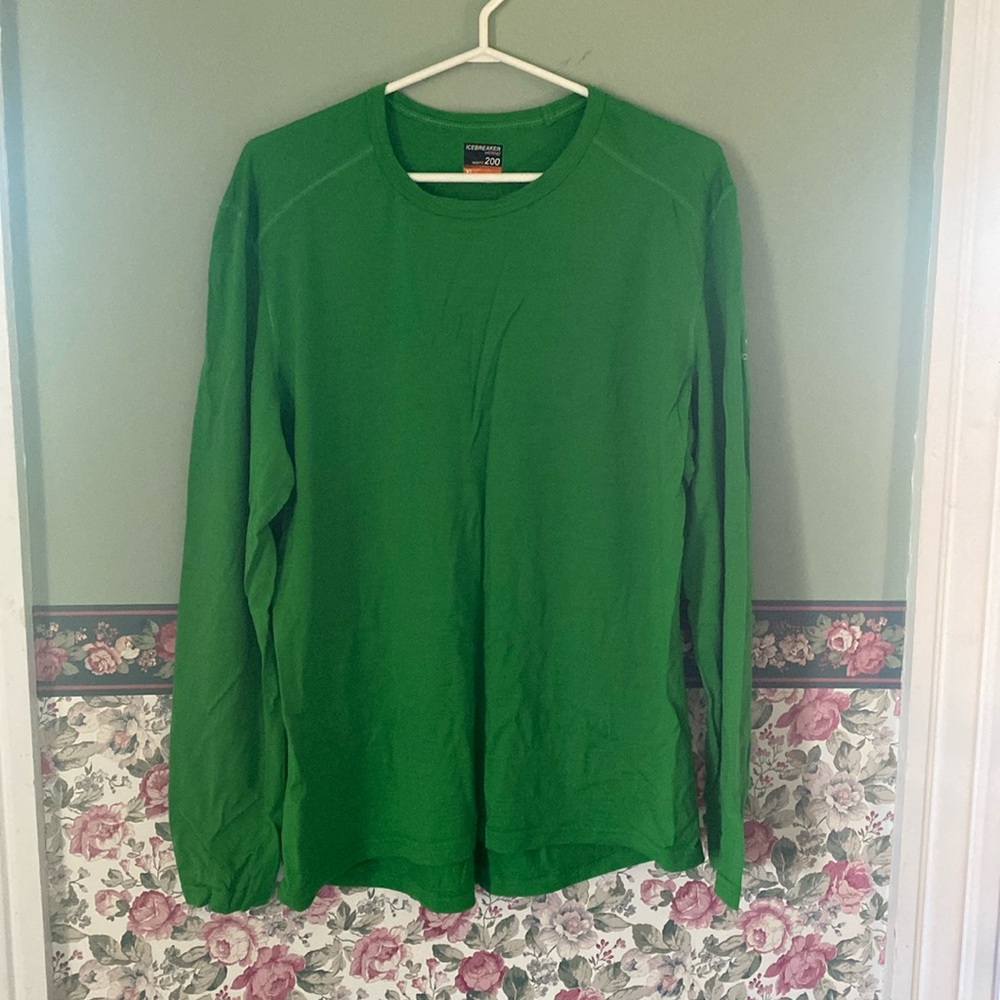 Yep…it’s green!! Xl mens merino wool base layer